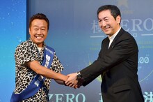 さまぁ～ず三村（左）と、サッポロビールの尾賀社長（右）。