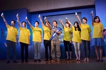 さまぁ～ず三村（中央）と、サッポロビールの社員。