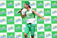 ギャグを披露するジャングルポケット太田。