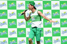 ギャグを披露するジャングルポケット太田。