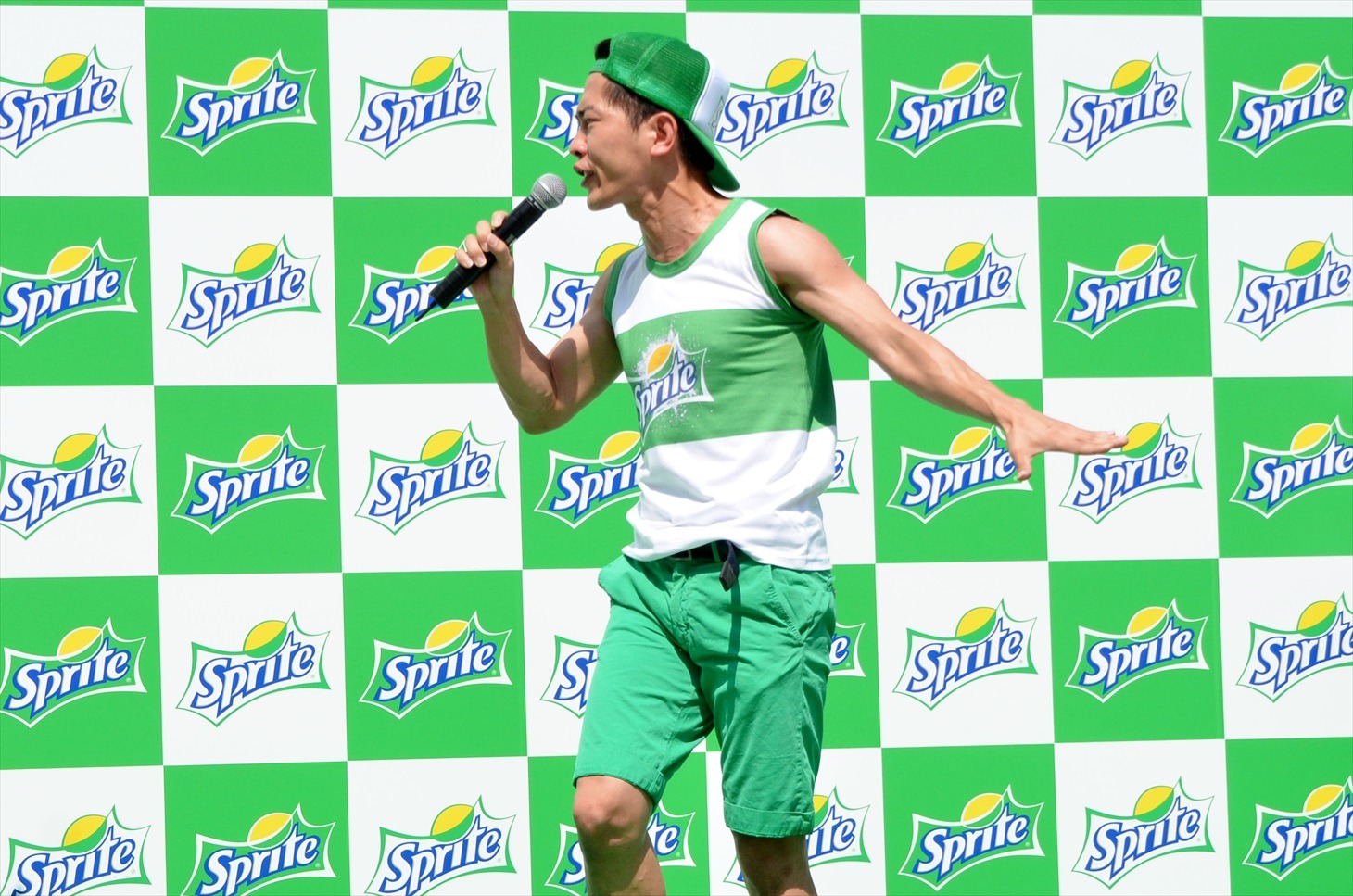 ギャグを披露するジャングルポケット太田。