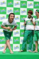 ギャグを披露するジャングルポケット斉藤（左）。