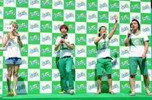 ギャグ対決の勝者に太田を選んだ水沢アリー（左端）と、ジャングルポケット。