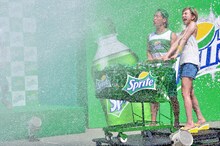 「スプラッシュカート」を体験する（右から）水沢アリー、ジャングルポケット太田。