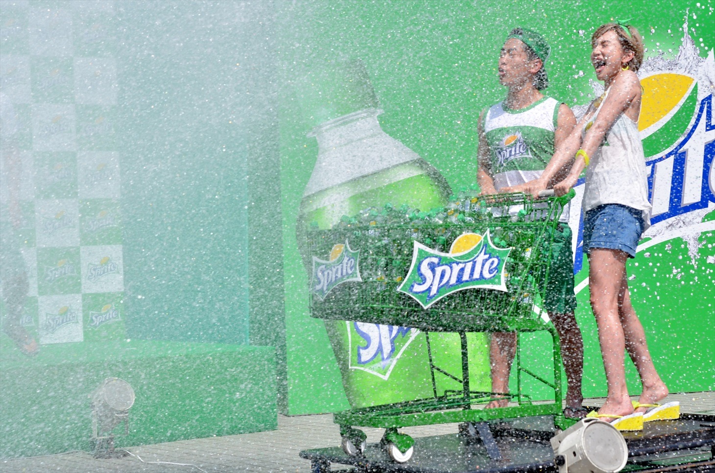 「スプラッシュカート」を体験する（右から）水沢アリー、ジャングルポケット太田。