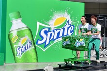 「スプラッシュカート」を体験する（右から）ジャングルポケット武山と斉藤。