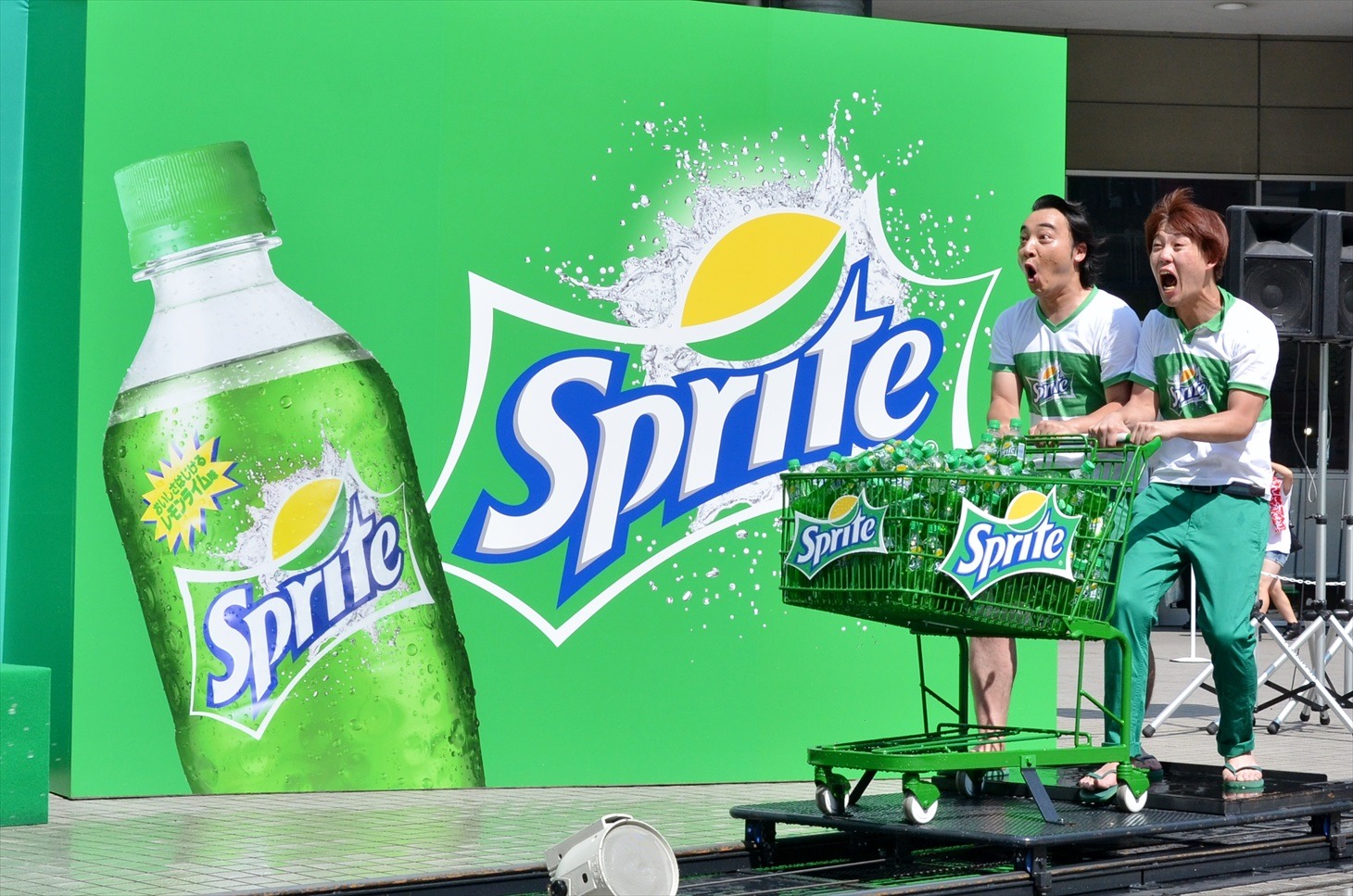 「スプラッシュカート」を体験する（右から）ジャングルポケット武山と斉藤。