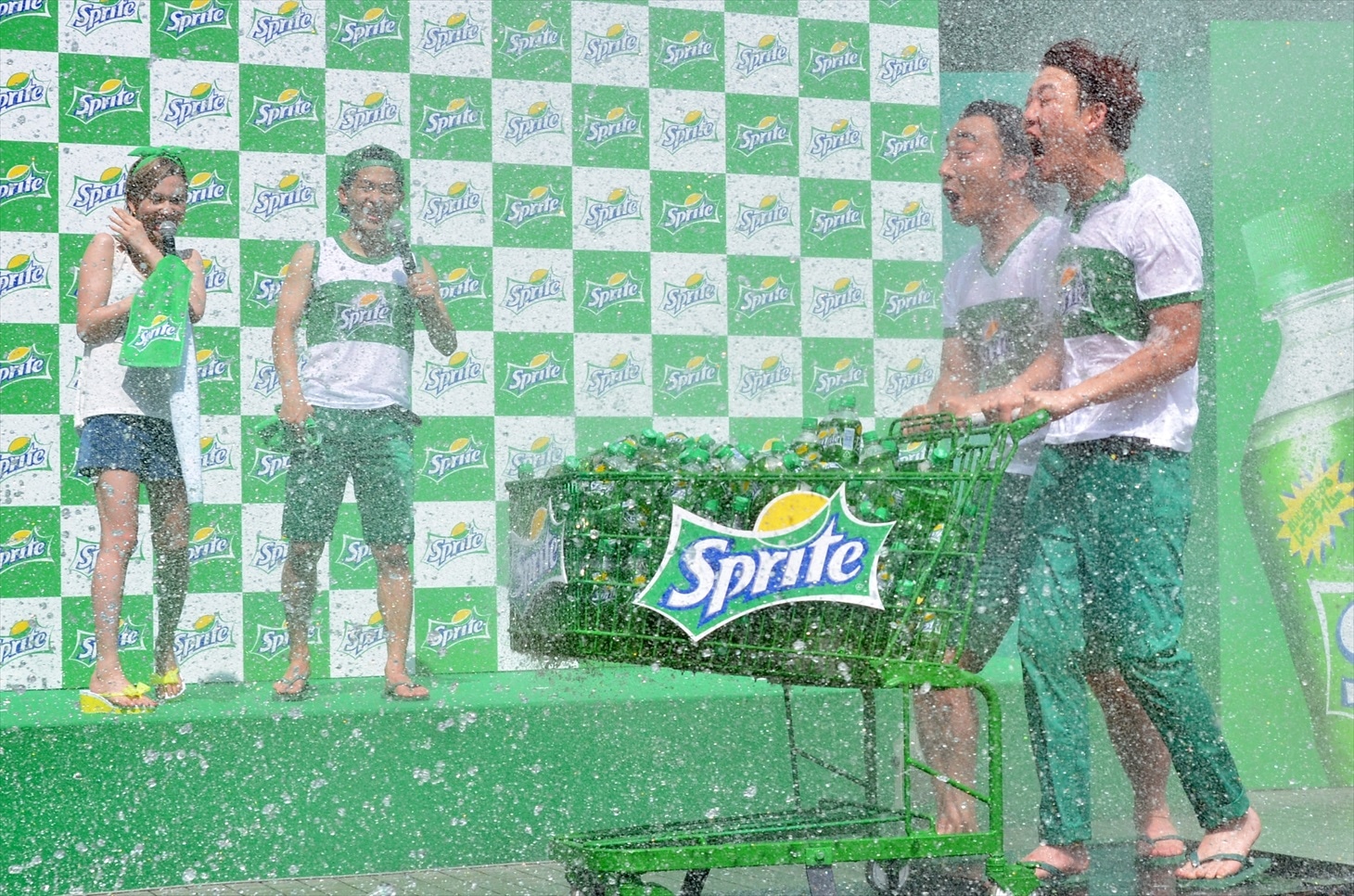 スプライトのイベントで「スプラッシュカート」を体験する（右から）ジャングルポケット武山と斉藤。