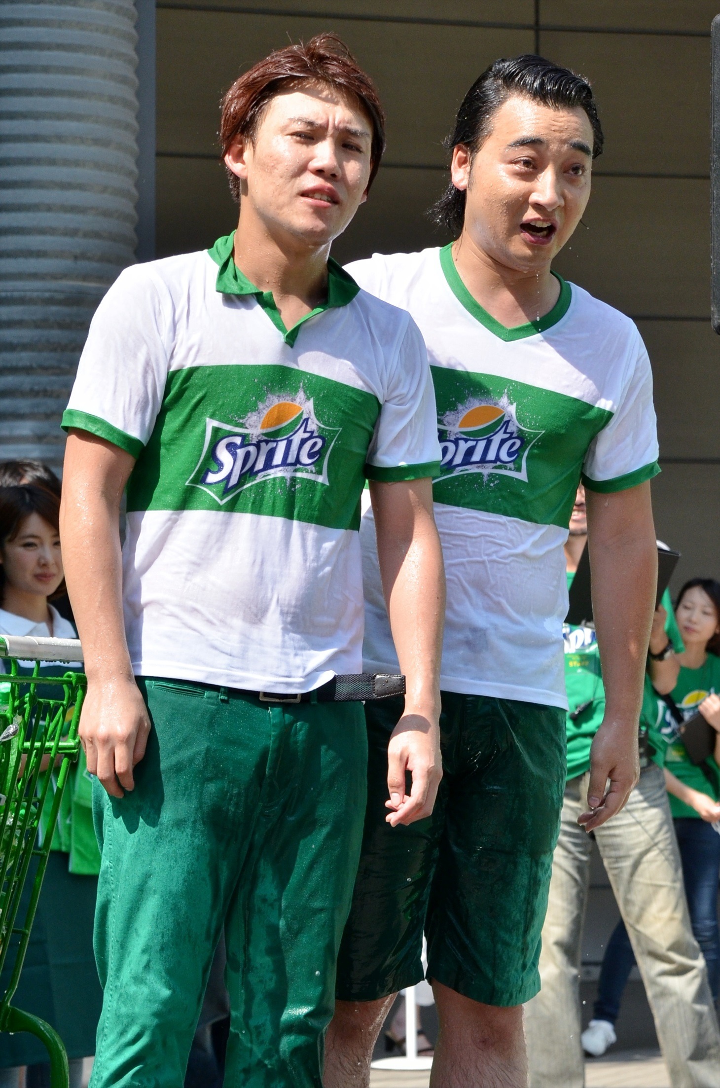 「スプラッシュカート」を体験して大量の水しぶきを浴びた（左から）ジャングルポケット武山と斉藤。