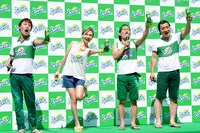 スプライトで乾杯をするジャングルポケットと水沢アリー（左から2人目）。