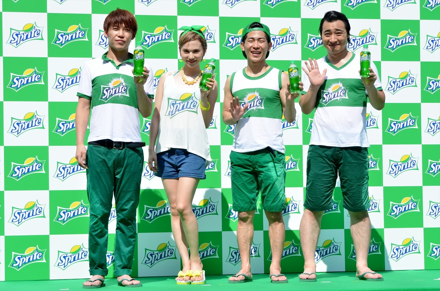 ジャングルポケットと水沢アリー（左から2人目）。