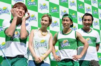 イベント中に不発だったギャグのリベンジを図るジャングルポケット武山（左端）。