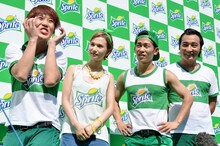 イベント中に不発だったギャグのリベンジを図るジャングルポケット武山（左端）。