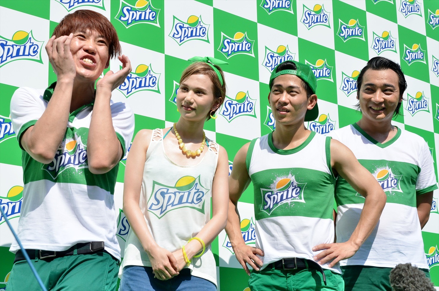 イベント中に不発だったギャグのリベンジを図るジャングルポケット武山（左端）。