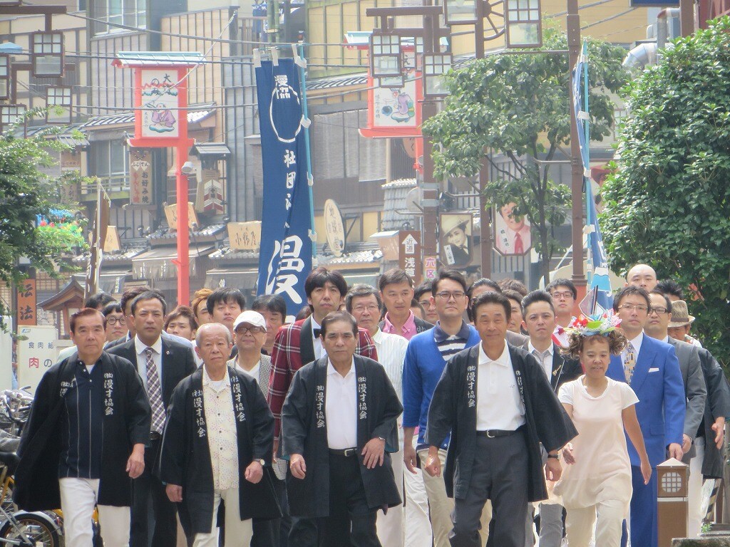 漫才協会芸人たちが浅草で謎の大行進