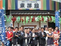 東洋館前での撮影。