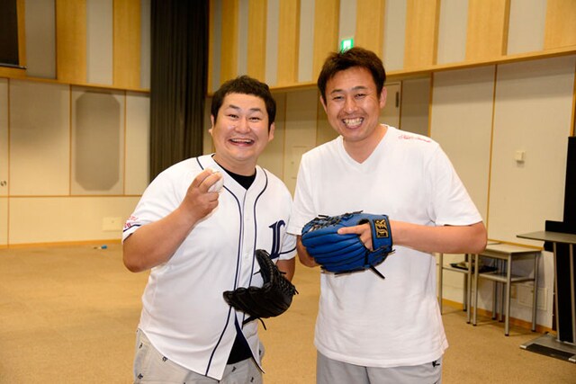 オテンキのりと岩本勉（左から）。