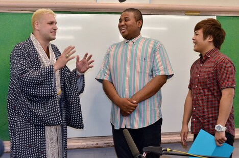 （左から）桂三輝とマテンロウ。