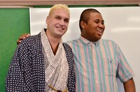 （左から）桂三輝とマテンロウ・アントニー。