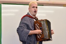 アコーディオンを用いた漫談を披露する桂三輝。