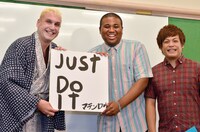 自身のワールドツアー開催発表会見に登場した桂三輝（左）と、会見でMCを務めたマテンロウ。