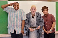 桂三輝（中央）とマテンロウ。