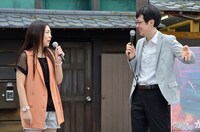 （左から）椿鬼奴、「恐怖のかくれんぼ屋敷」の五味弘文プロデューサー。