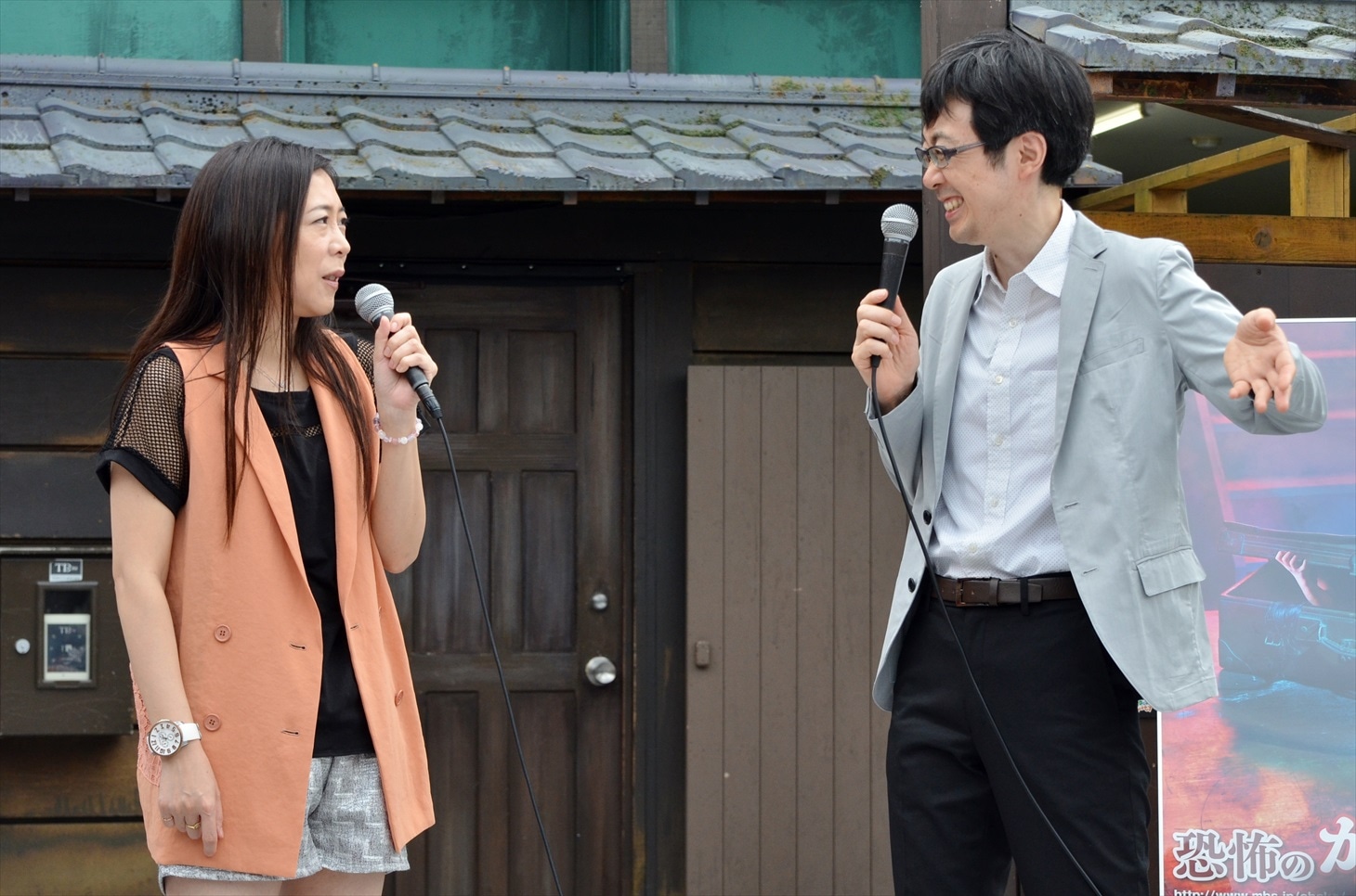 （左から）椿鬼奴、「恐怖のかくれんぼ屋敷」の五味弘文プロデューサー。