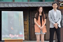 （左から）椿鬼奴、「恐怖のかくれんぼ屋敷」の五味弘文プロデューサー。