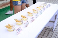 「人志松本のすべらない話」とスシローのコラボブースで販売されるフライドポテト。