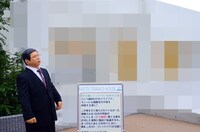 「KATO'S TERRACE HOUSE」前に立つ偽岡村GP。