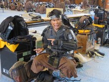 NHK大河ドラマ「軍師官兵衛」収録現場。官兵衛の甲冑にテンションが上がる平成ノブシコブシ吉村。