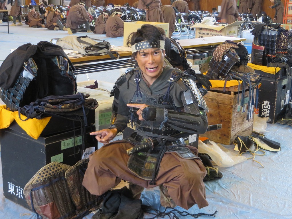 NHK大河ドラマ「軍師官兵衛」収録現場。官兵衛の甲冑にテンションが上がる平成ノブシコブシ吉村。