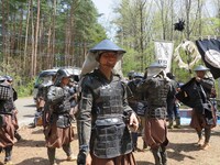 撮影現場に到着し嬉しそうな吉村。