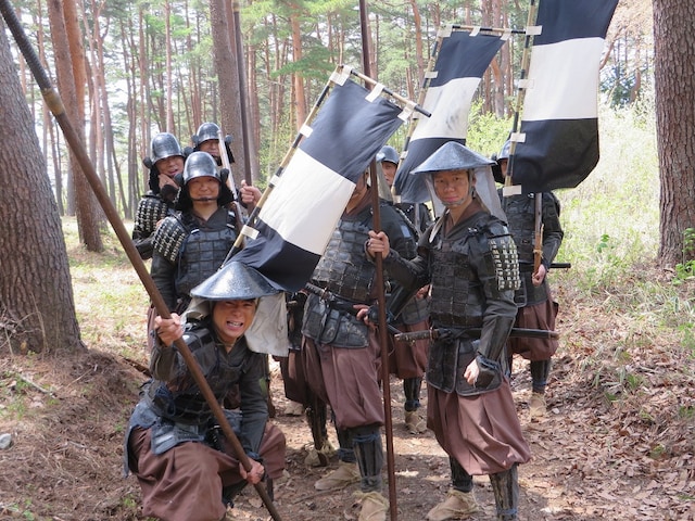 お世話になったエキストラの人々と記念撮影。