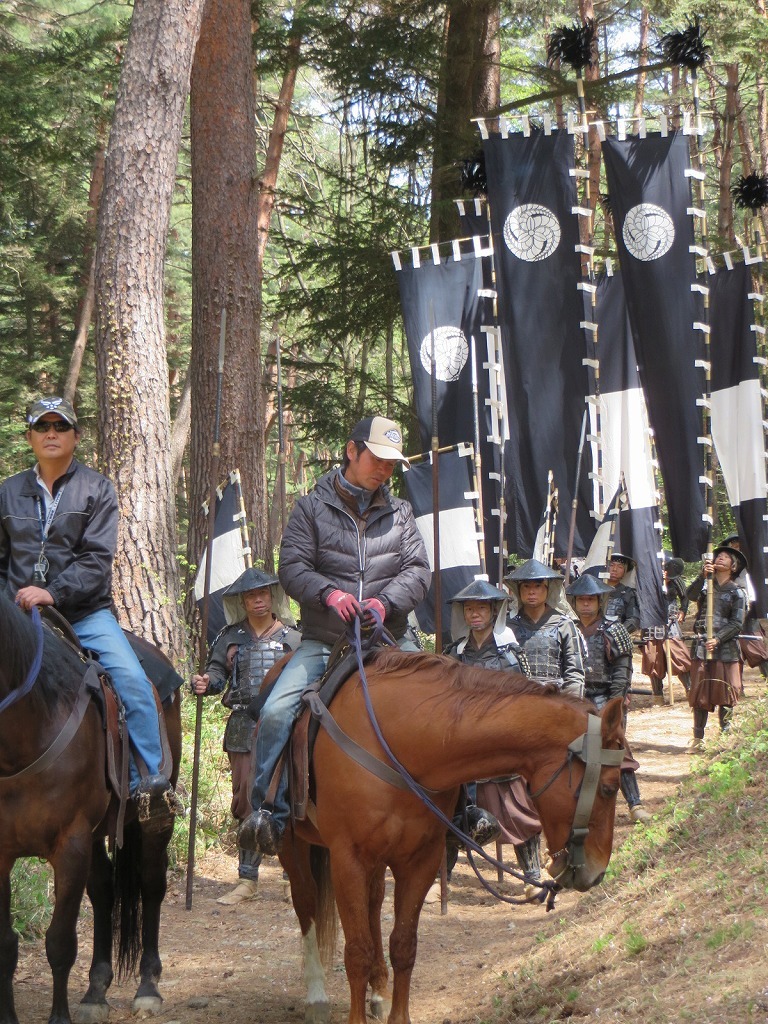 馬の後ろに控える吉村。
