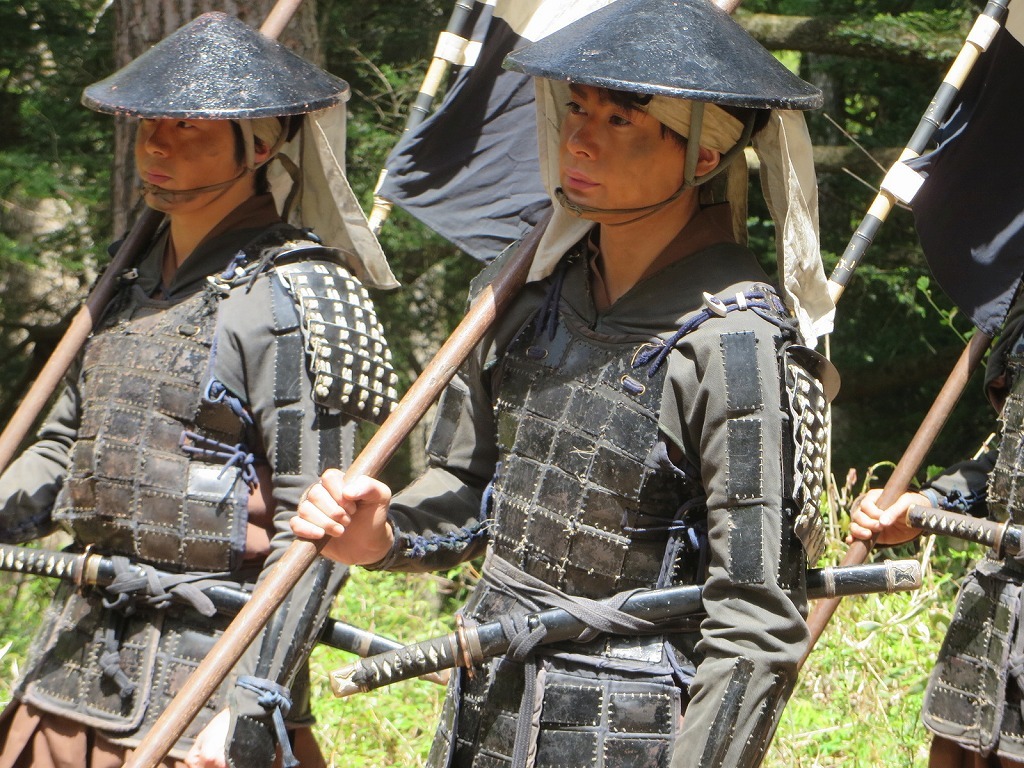 指示を待つ吉村。