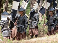 緊張がほぐれない吉村。