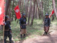 休憩中に談笑する吉村。