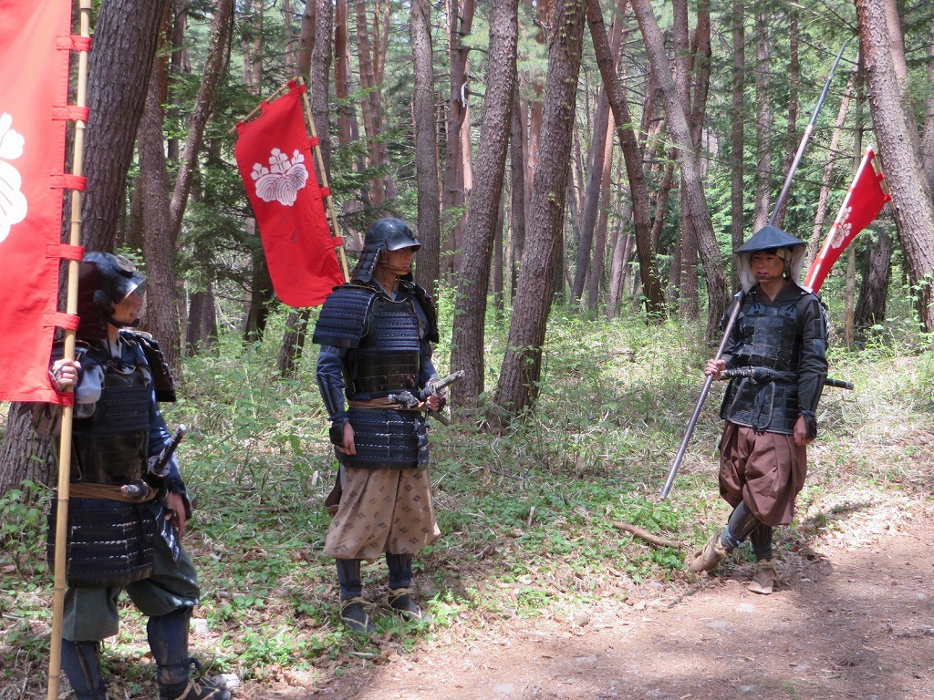 休憩中に談笑する吉村。