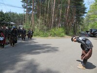 エキストラの人たちやスタッフに深々と頭を下げる吉村。