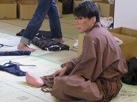 撮影後、足が痛いと嘆く吉村。