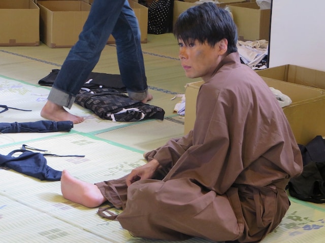 撮影後、足が痛いと嘆く吉村。