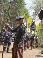 凛々しい表情で憧れの撮影現場に入る吉村。