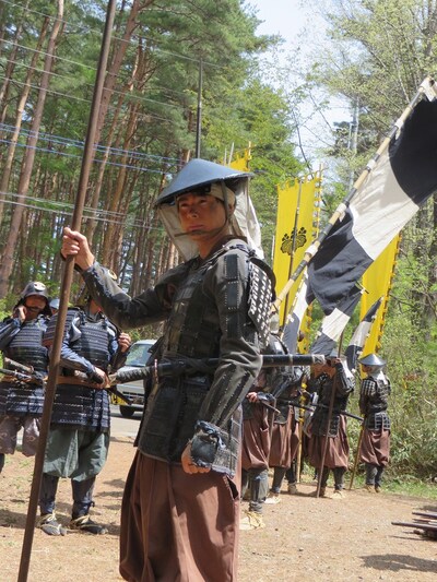 凛々しい表情で憧れの撮影現場に入る吉村。