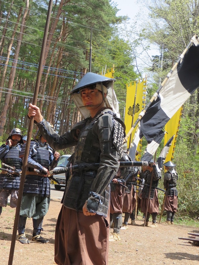 凛々しい表情で憧れの撮影現場に入る吉村。