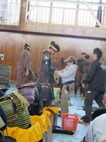 甲冑を着せてもらう吉村。「布なんですね、昔の人ってすごいな」と感想。