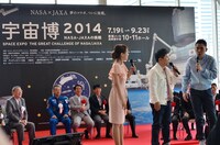 開会式に登場する爆笑問題（手前右端）。