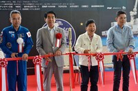 開会式のテープカットに参加する爆笑問題（右）。