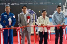 開会式のテープカットに参加する爆笑問題（右）。